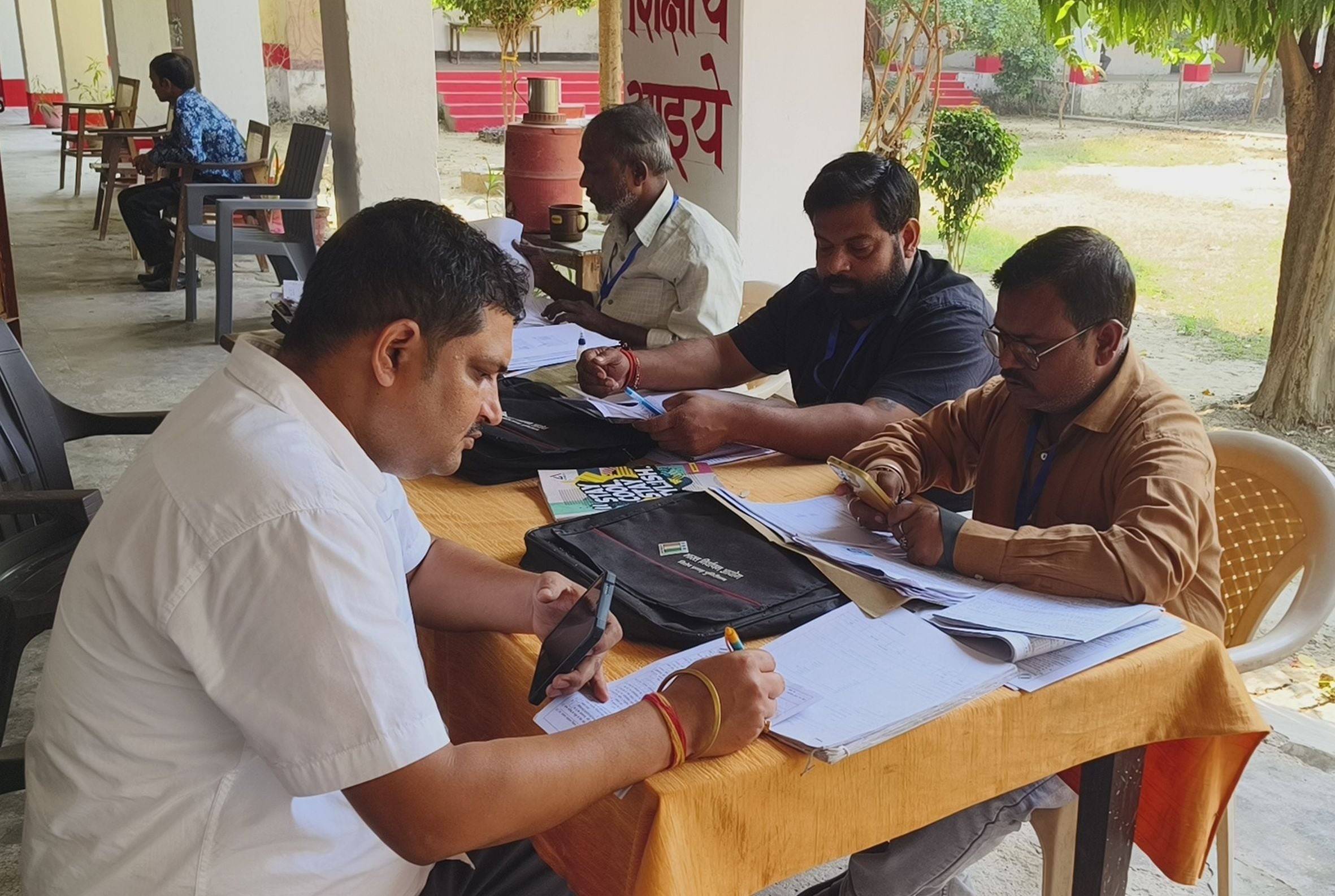 फिरोज गांधी डिग्री कॉलेज में कैंप का निरीक्षण करने के दौरान व्यवस्थाओं की जानकारी लेती लेती डीए