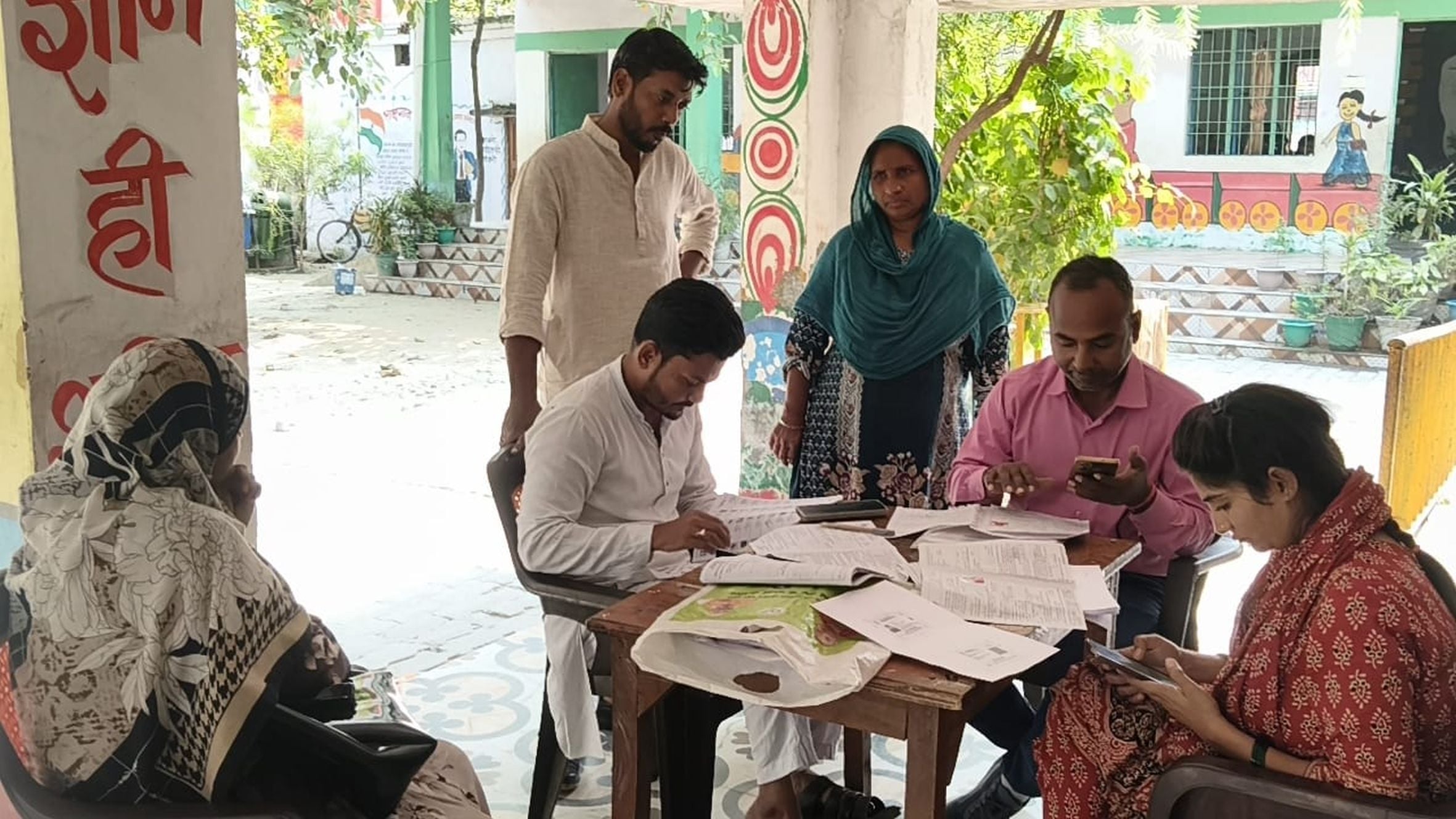 फिरोज गांधी डिग्री कॉलेज में कैंप का निरीक्षण करने के दौरान व्यवस्थाओं की जानकारी लेती लेती डीए