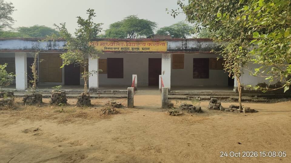 फोटो 11::शहर के एसडी कॉलेज में बने बूथ पर मतदाताओं को जानकारी देते बीएलओ। संवाद फोटो 11::शहर के एसडी कॉलेज में बने बूथ पर मतदाताओं को जानकारी देते बीएलओ। संवाद