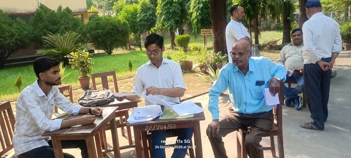 फोटो 11::शहर के एसडी कॉलेज में बने बूथ पर मतदाताओं को जानकारी देते बीएलओ। संवाद फोटो 11::शहर के एसडी कॉलेज में बने बूथ पर मतदाताओं को जानकारी देते बीएलओ। संवाद