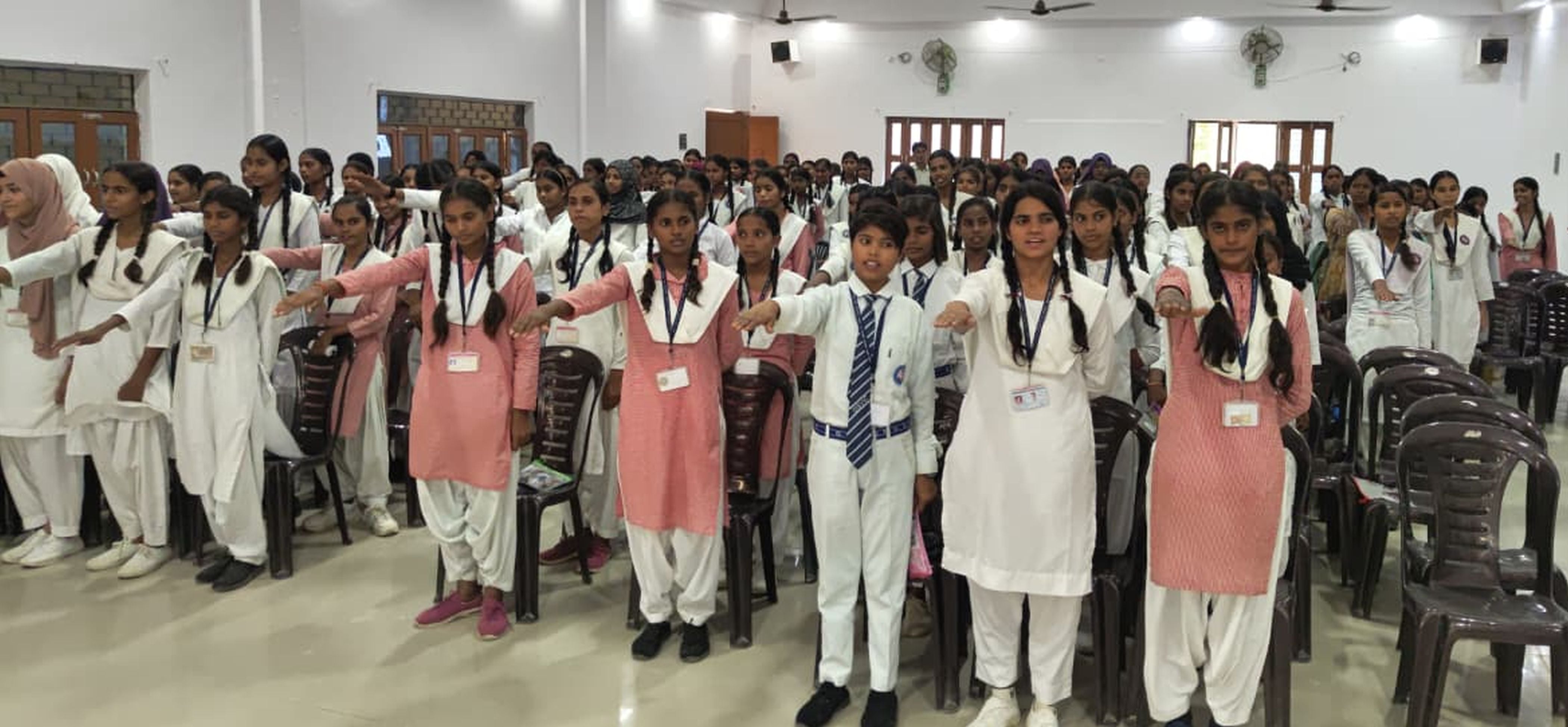 फोटो-13-सुल्तानपुर घोष स्थित गणेश शंकर विद्यार्थी बालिका इंटर कॉलेज में शपथ लेती बालिकाएं। संवा
