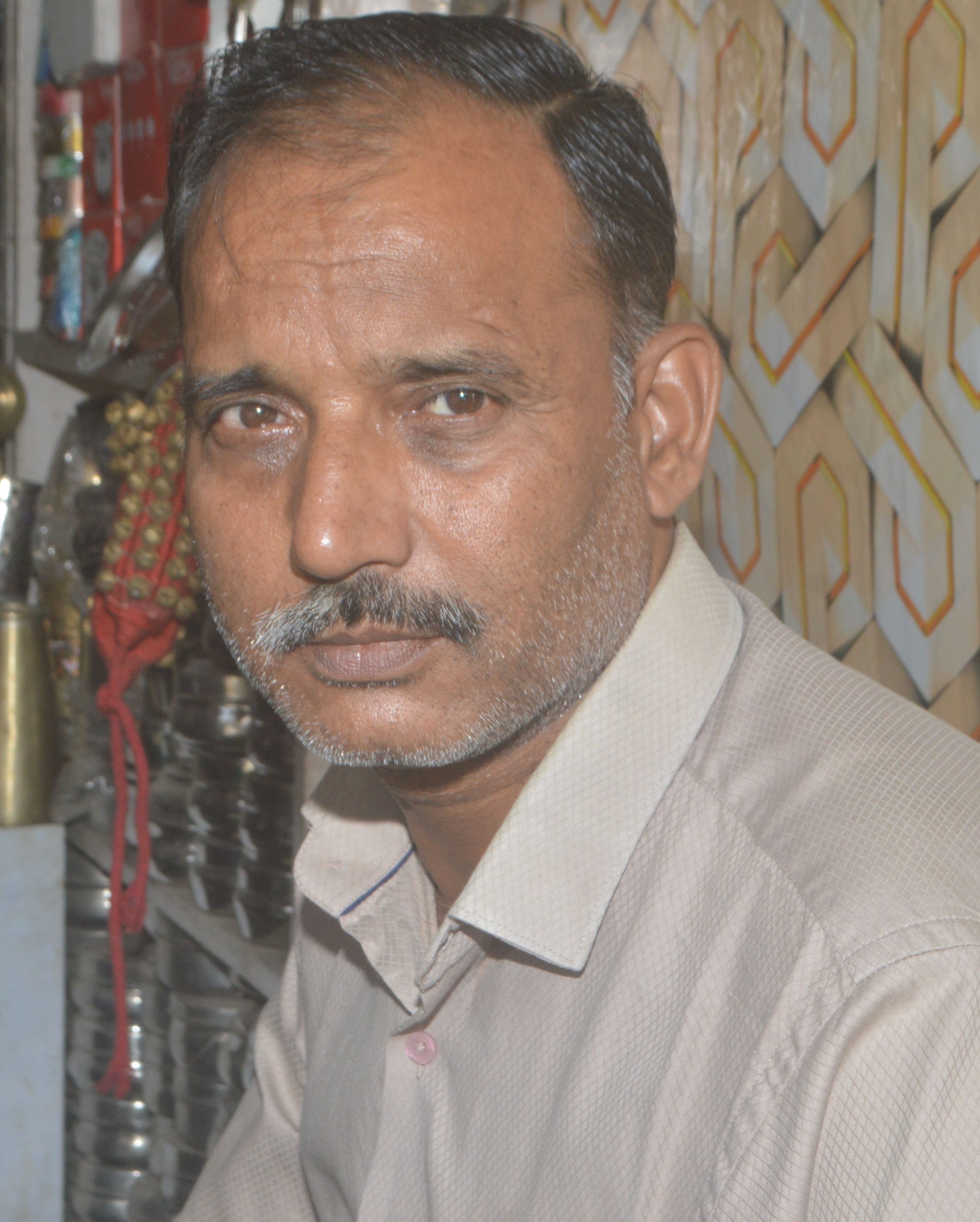 फोटो-14- सदर बाजार में दुकान पर बर्तनों की खरीदारी करतीं महिलाएं। संवाद फोटो-14- सदर बाजार में दुकान पर बर्तनों की खरीदारी करतीं महिलाएं। संवाद