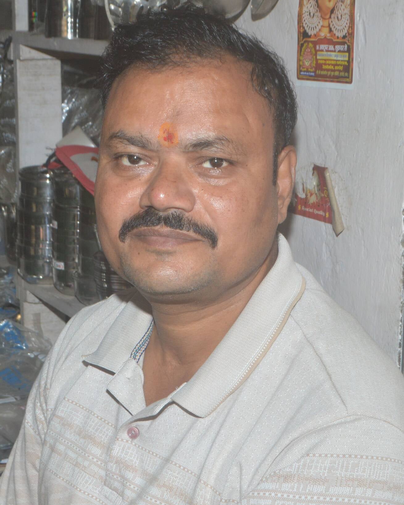 फोटो-14- सदर बाजार में दुकान पर बर्तनों की खरीदारी करतीं महिलाएं। संवाद फोटो-14- सदर बाजार में दुकान पर बर्तनों की खरीदारी करतीं महिलाएं। संवाद