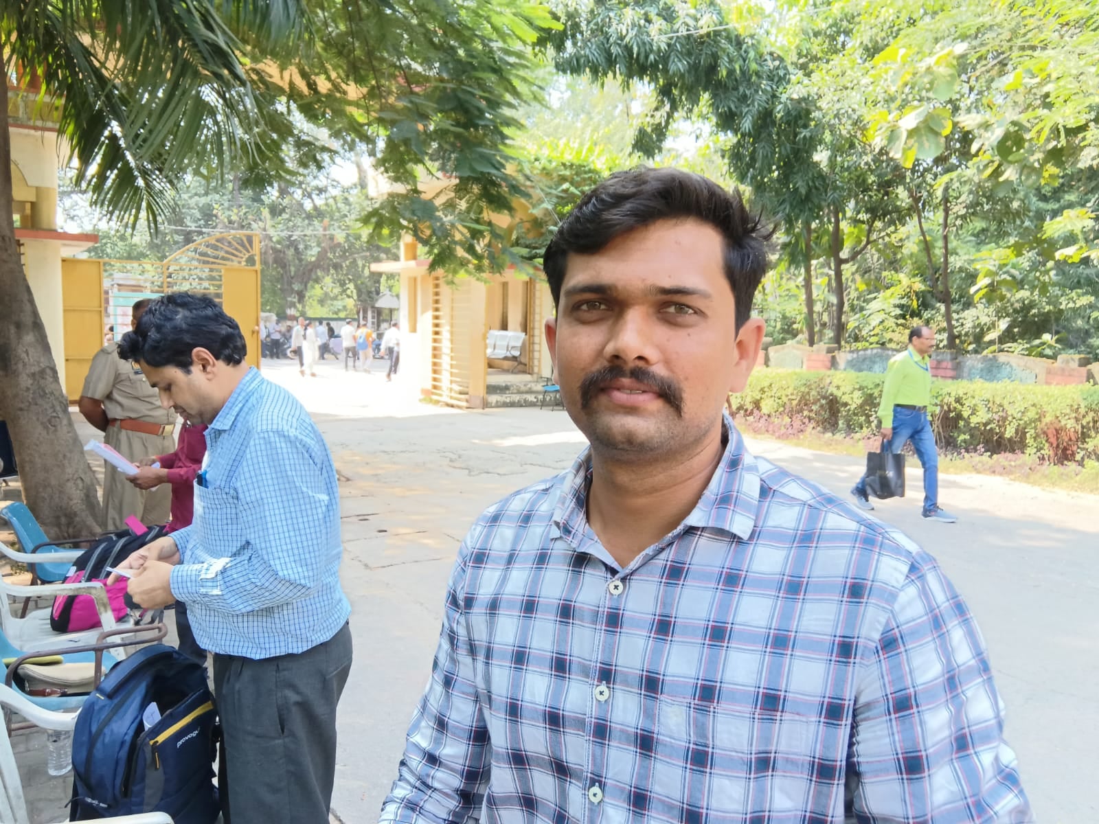 फोटो-18- पंडित जेएन कालेज से बाहर निकलते अभ्यर्थी। संवाद फोटो-18- पंडित जेएन कालेज से बाहर निकलते अभ्यर्थी। संवाद