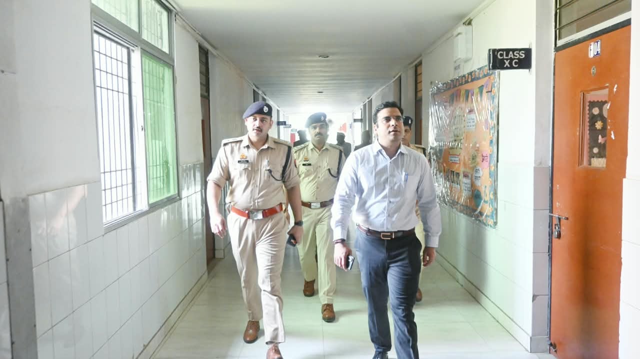 फोटो-18- पंडित जेएन कालेज से बाहर निकलते अभ्यर्थी। संवाद फोटो-18- पंडित जेएन कालेज से बाहर निकलते अभ्यर्थी। संवाद