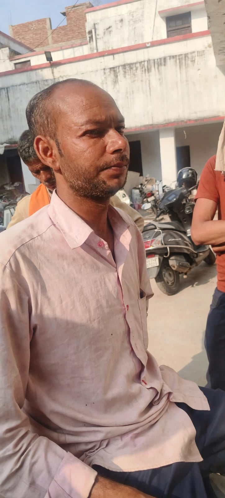 फोटो-24-कोतवाली नगर के सामने धरने पर बैठे राज्यमंत्री रामकेश निषाद व अन्य। संवाद