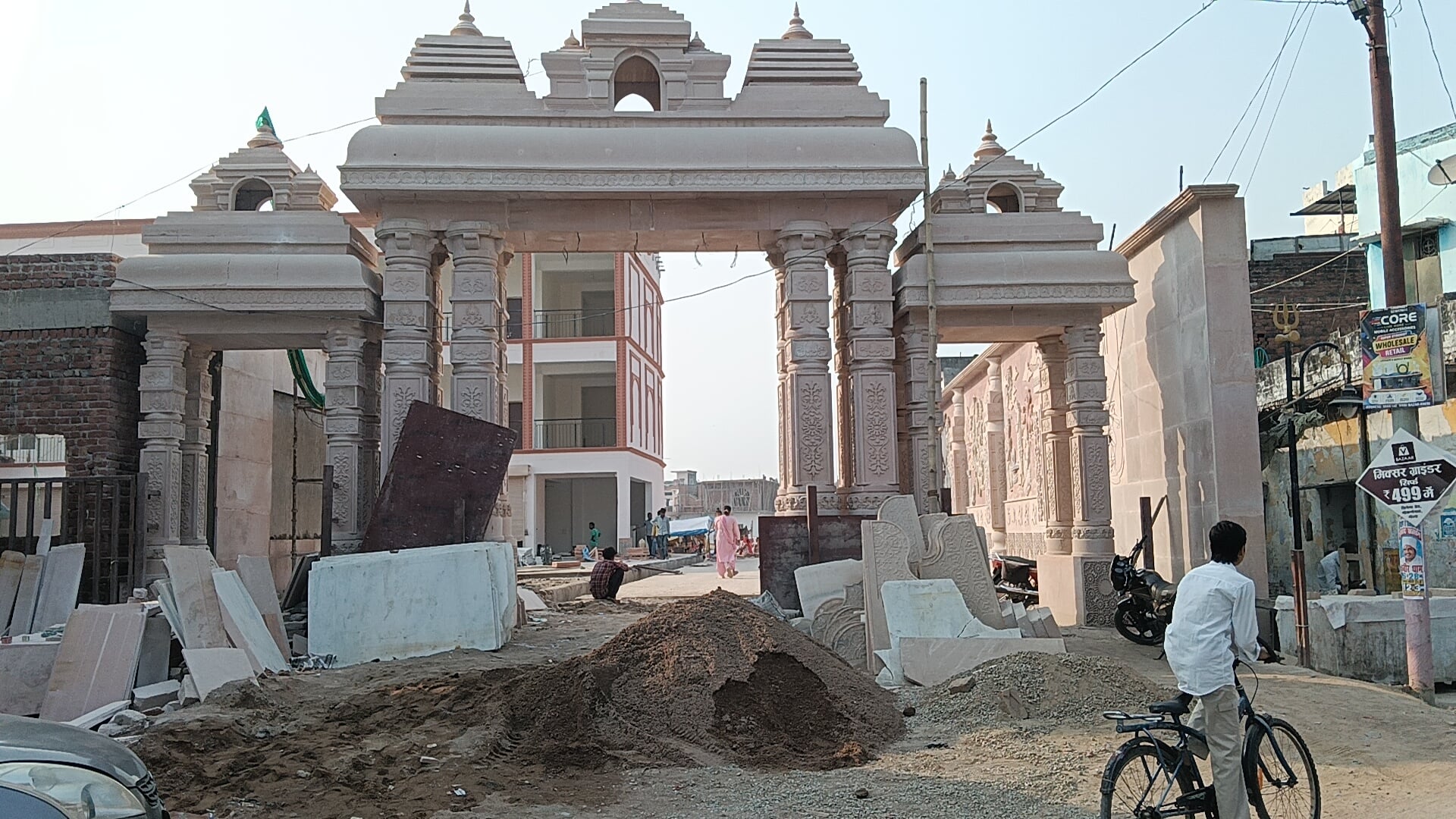 फोटो= कॉरिडोर के परिक्रमा पथ में लगाई जा रही जाली। संवाद फोटो= कॉरिडोर के परिक्रमा पथ में लगाई जा रही जाली। संवाद