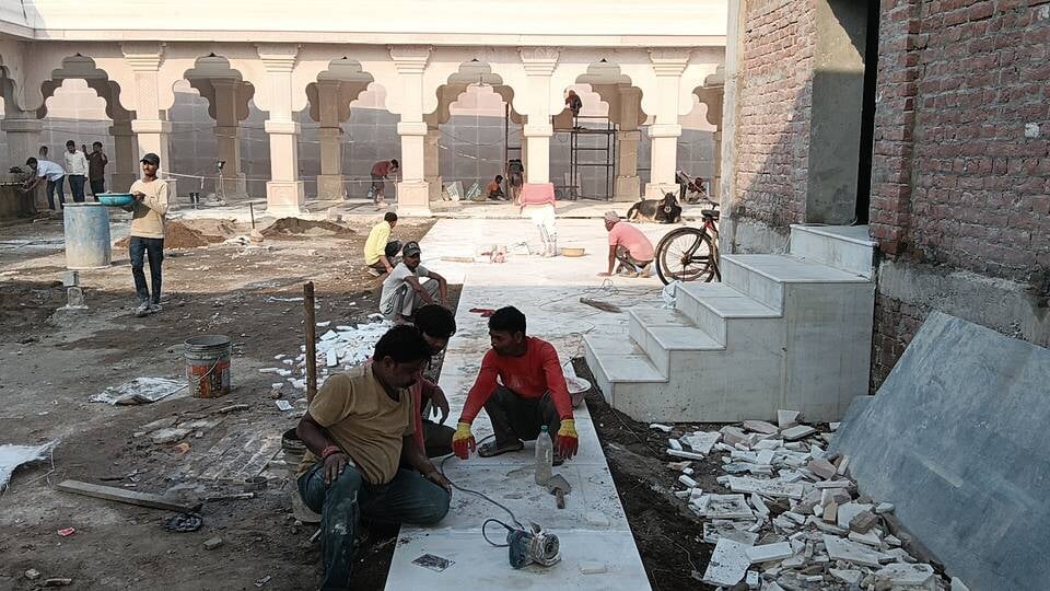 फोटो= कॉरिडोर के परिक्रमा पथ में लगाई जा रही जाली। संवाद फोटो= कॉरिडोर के परिक्रमा पथ में लगाई जा रही जाली। संवाद