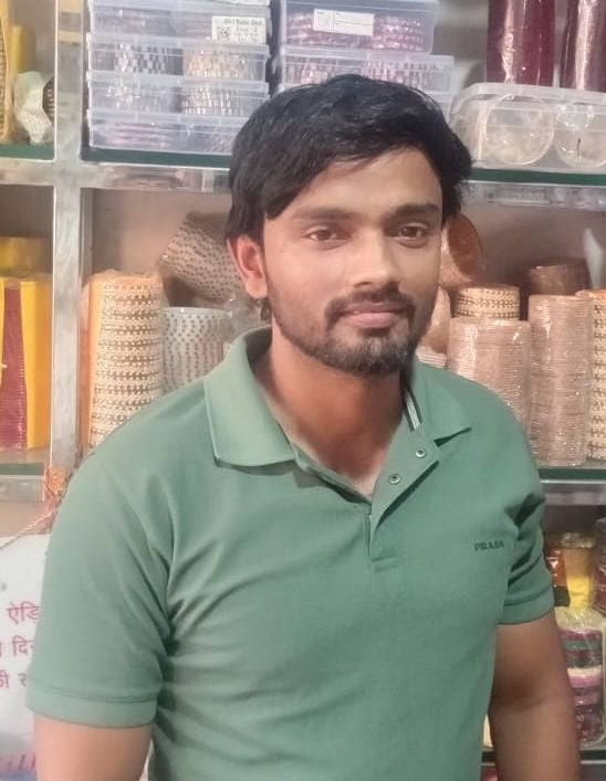 फोटो संख्या:53- शंकर मार्केट में चूड़ियां खरीदती महिलाएं--संवाद फोटो संख्या:53- शंकर मार्केट में चूड़ियां खरीदती महिलाएं--संवाद