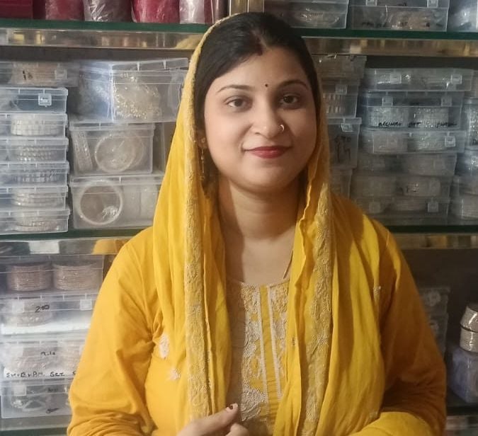 फोटो संख्या:53- शंकर मार्केट में चूड़ियां खरीदती महिलाएं--संवाद फोटो संख्या:53- शंकर मार्केट में चूड़ियां खरीदती महिलाएं--संवाद