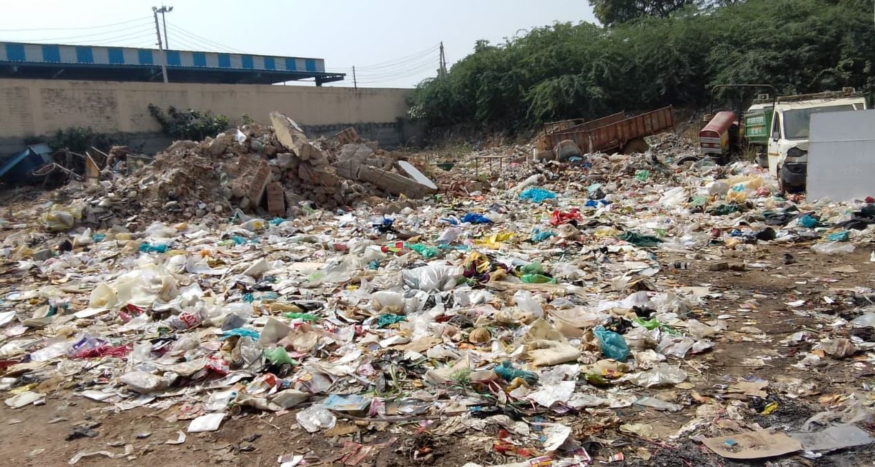 फोटो संख्या:62- शंकर मार्केट में सड़क के दोनों तरफ वाहन लगने से लगा जाम---संवाद फोटो संख्या:62- शंकर मार्केट में सड़क के दोनों तरफ वाहन लगने से लगा जाम---संवाद