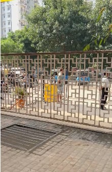 ग्रेटर नोएडा वेस्ट स्थित अजनारा होम्स सोसायटी में डिलीबरी ब्वाय के प्रवेश पर रोक के बाद हंगामा 