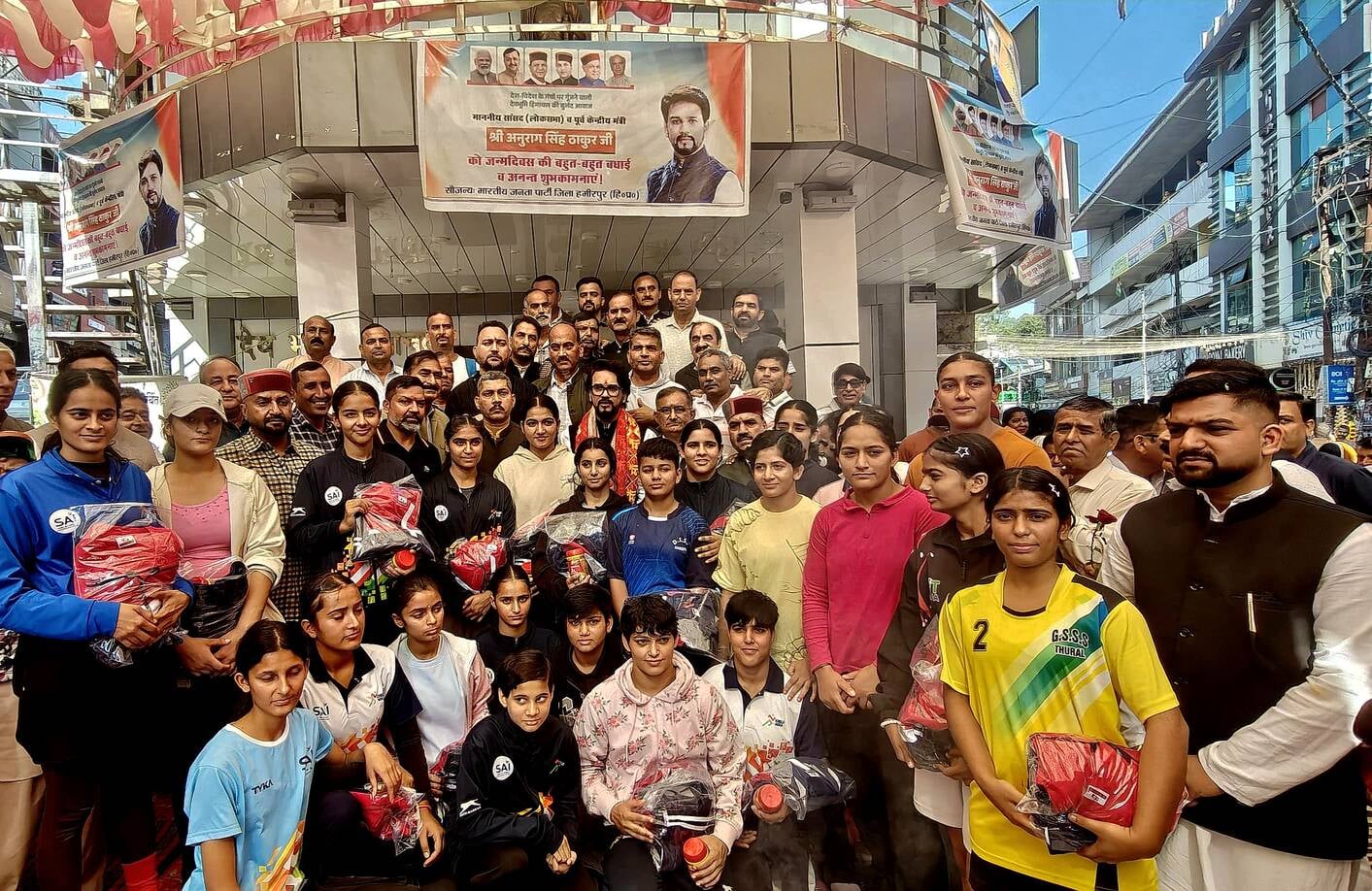 गांधी चौक पर आयोजित कार्यक्रम में सांसद अनुराग ठाकुर हवन में पूर्णाहुति डालते हुए। स्रोत : जागर