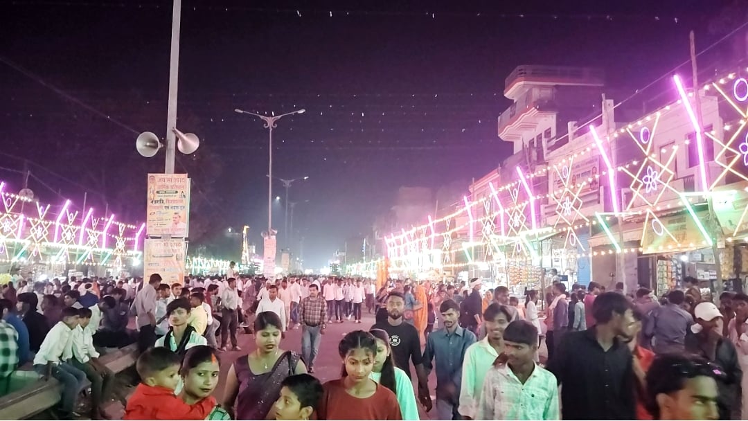 घूरपूर के दशहरा मेले में उमड़ी भीड़