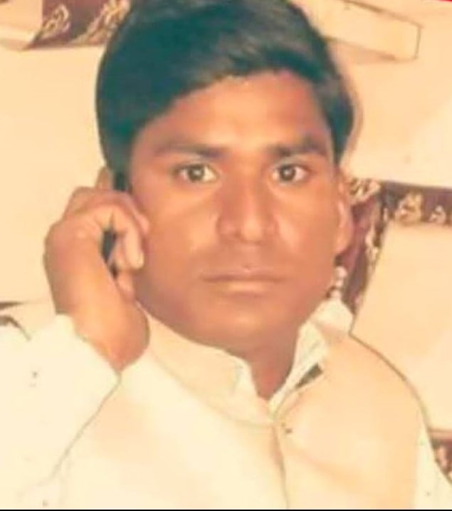 घटना की जानकारी देते मृतक मुनीश के परिजन। संवाद