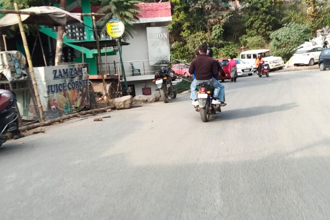 हरदासपुरा-करियां मार्ग पर दो पहिया वाहन पर बिना हेलमेट सवार तीन युवा। संवाद। हरदासपुरा-करियां मार्ग पर दो पहिया वाहन पर बिना हेलमेट सवार तीन युवा। संवाद।