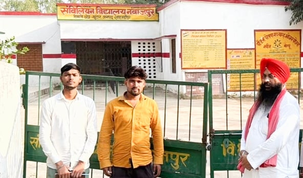 इस्लामिया इंटर कॉलेज में मतदाता शिविर में पहुंचे लोग। संवाद इस्लामिया इंटर कॉलेज में मतदाता शिविर में पहुंचे लोग। संवाद