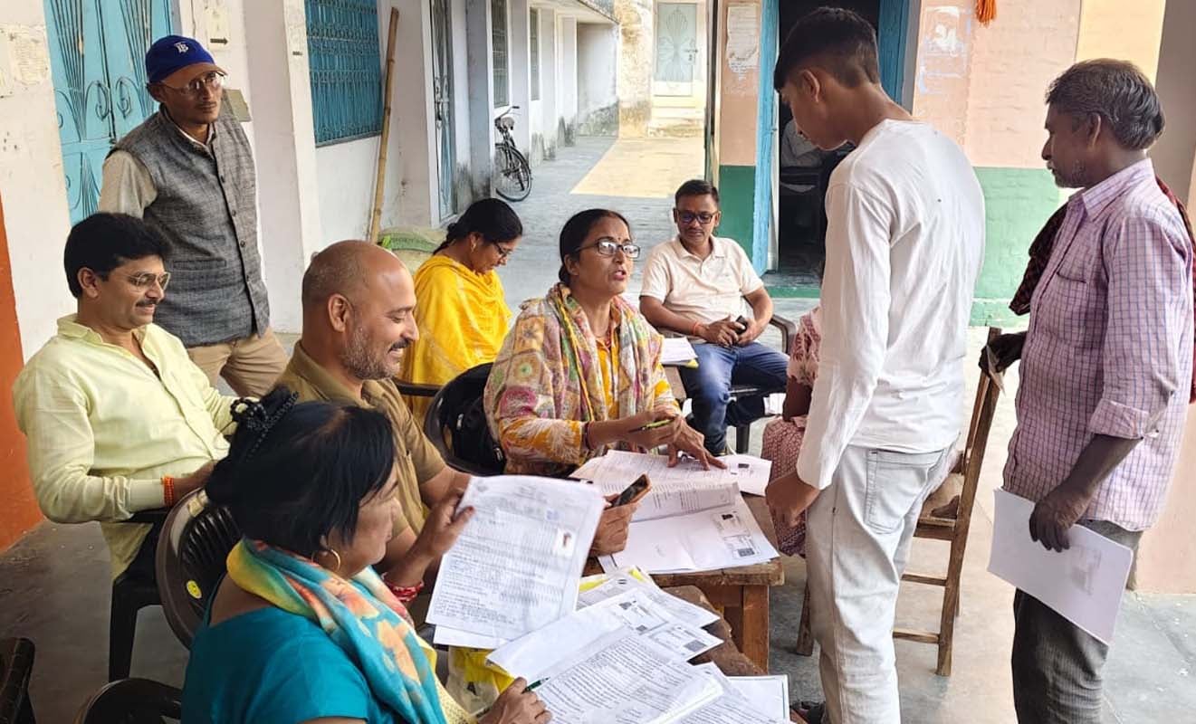 इस्लामिया इंटर कॉलेज में मतदाता शिविर में पहुंचे लोग। संवाद इस्लामिया इंटर कॉलेज में मतदाता शिविर में पहुंचे लोग। संवाद