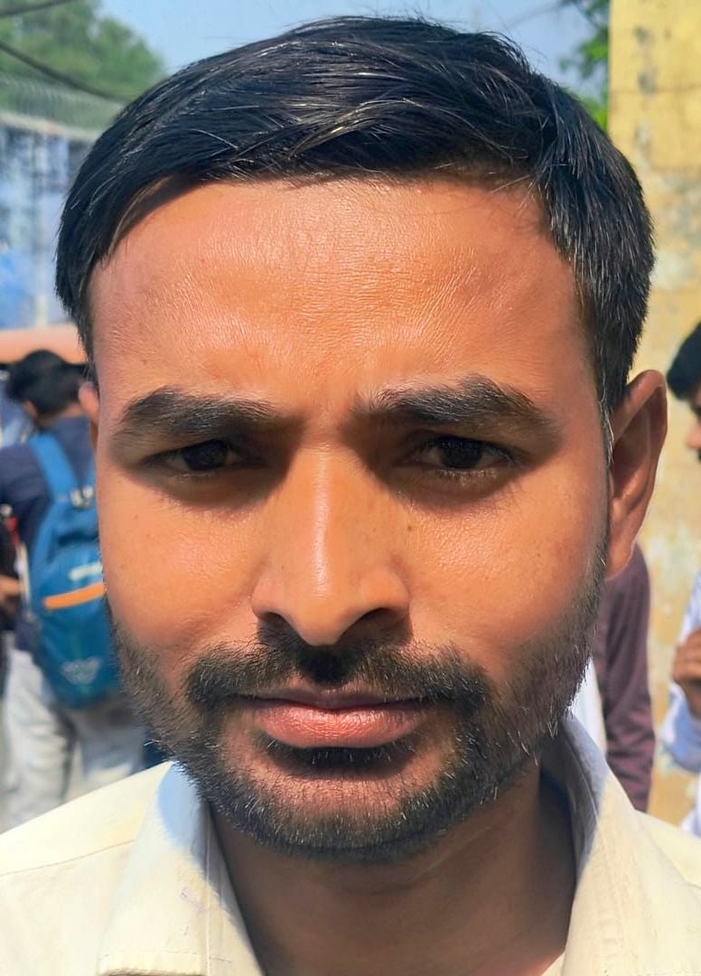 इस्लामिया इंटर कॉलेज से परीक्षा देकर निकलते छात्र। संवाद इस्लामिया इंटर कॉलेज से परीक्षा देकर निकलते छात्र। संवाद