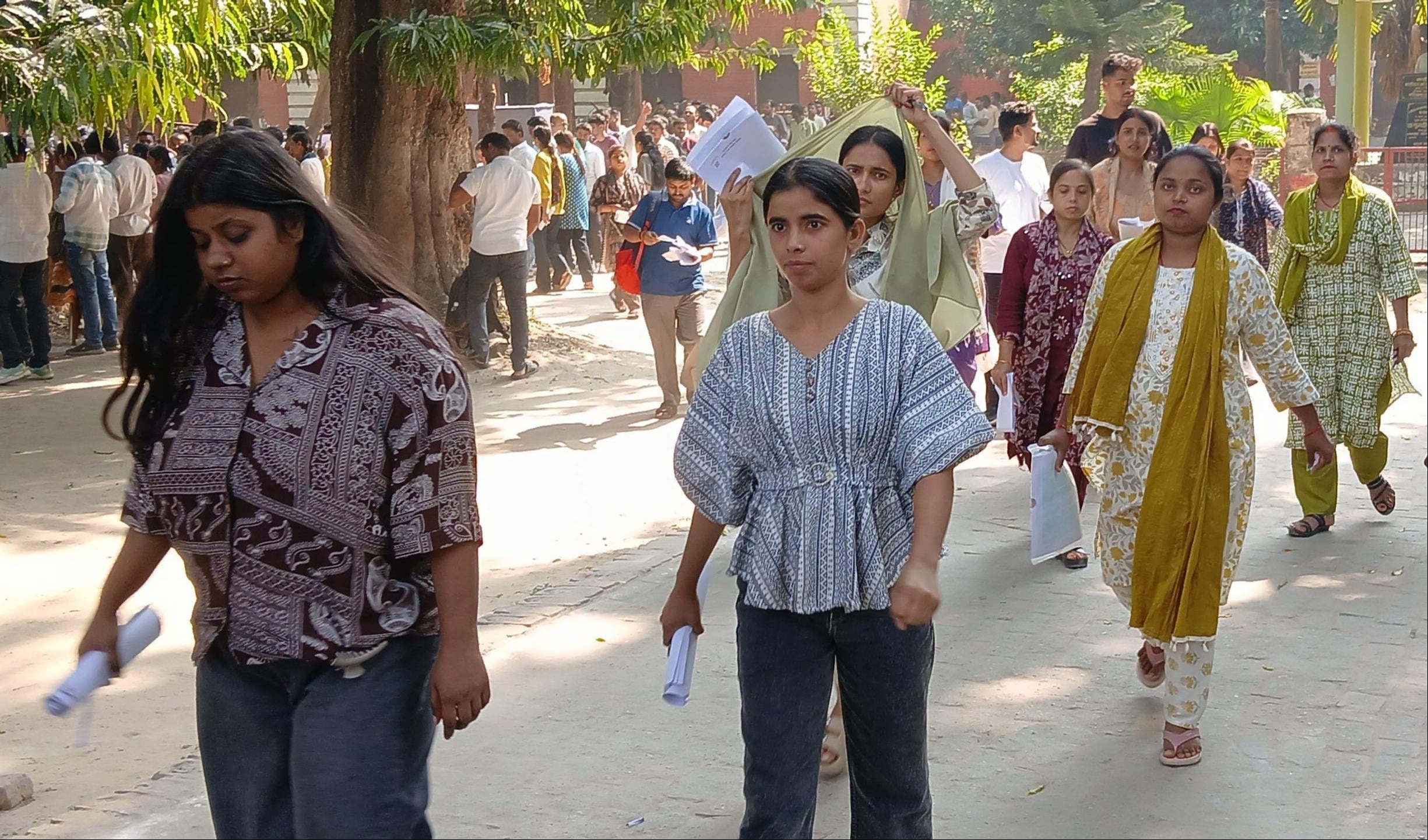 जीआईसी में रोल नंबर देखते परीक्षार्थी व परीक्षा के बाद निकलतीं छात्राएं। - संवाद