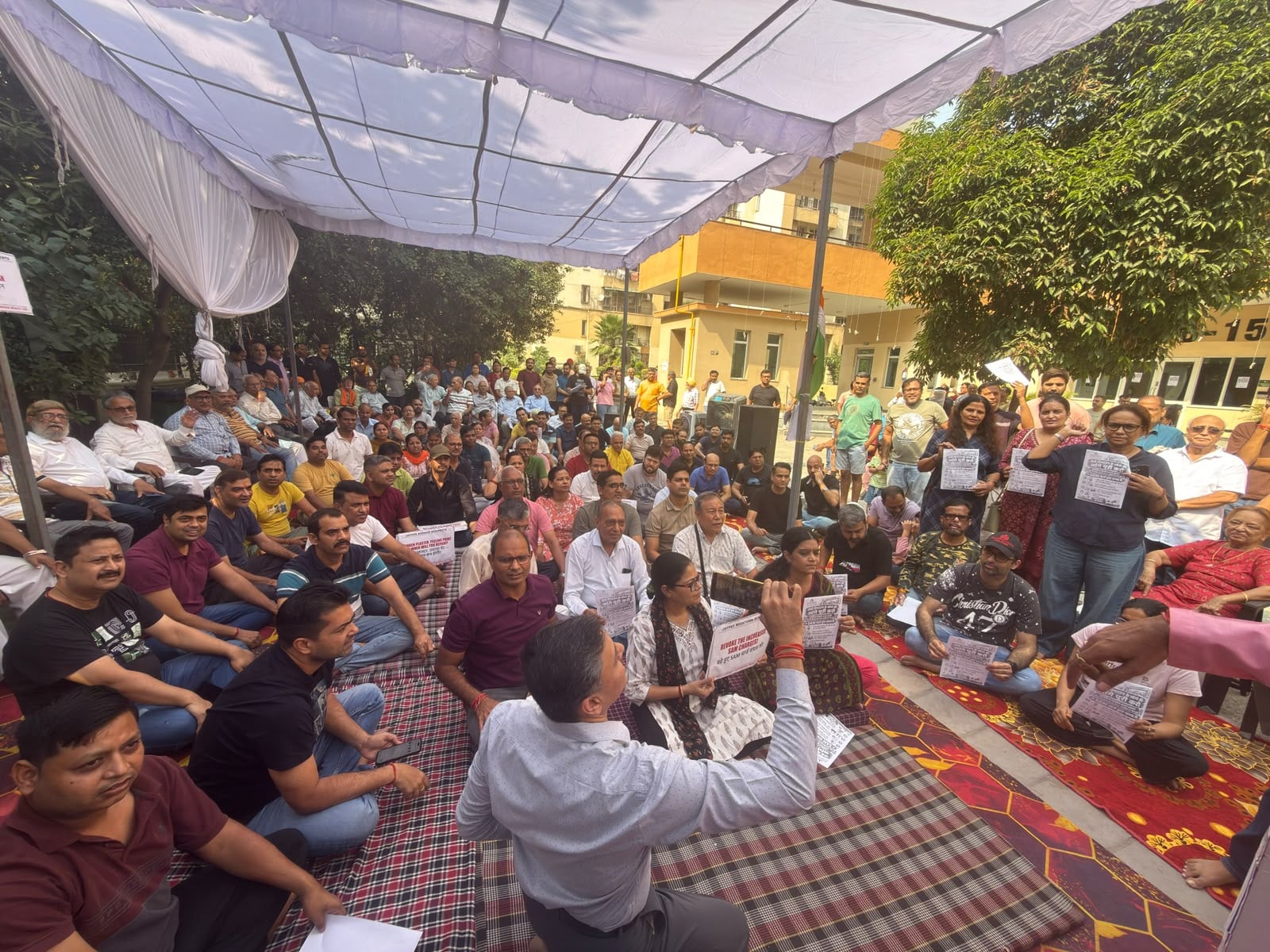 जेपी विश टाउन में प्रदर्शन का तीसरा दिन