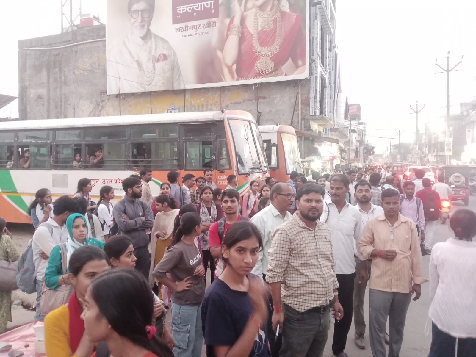 लखीमपुर स्टेशन से ट्रेन की खिड़की से घुसते हुए यात्री। संवाद लखीमपुर स्टेशन से ट्रेन की खिड़की से घुसते हुए यात्री। संवाद