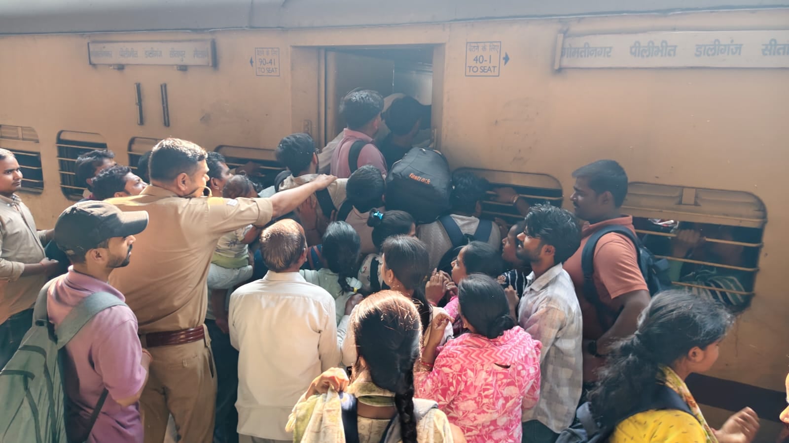 लखीमपुर स्टेशन से ट्रेन की खिड़की से घुसते हुए यात्री। संवाद लखीमपुर स्टेशन से ट्रेन की खिड़की से घुसते हुए यात्री। संवाद