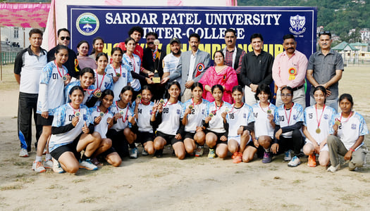 मंडी के पड्डल में आयोजित एसपीयू विश्वविद्यालय  अंतर-महाविद्यालय हॉकी प्रतियोगिता के मैच में दमख