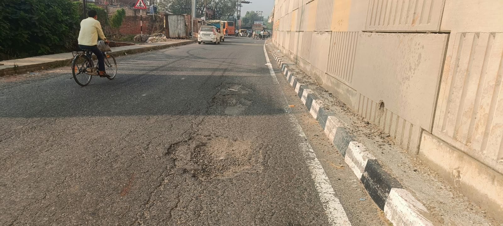 मिर्जापुर में फर्रुखाबाद-मुरादाबाद हाईवे पर गड्ढे। संवाद