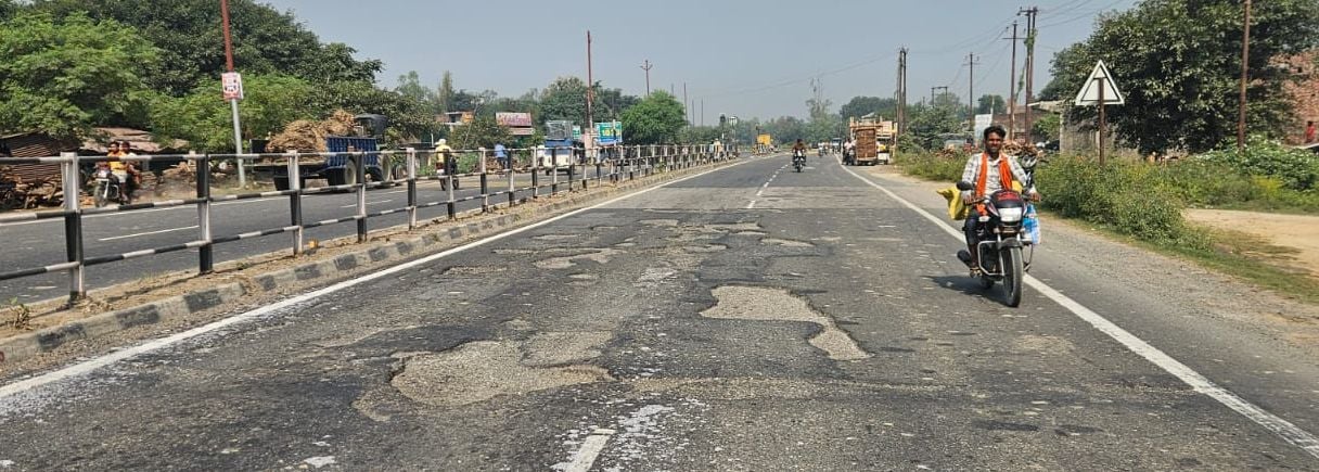 मिर्जापुर में फर्रुखाबाद-मुरादाबाद हाईवे पर गड्ढे। संवाद