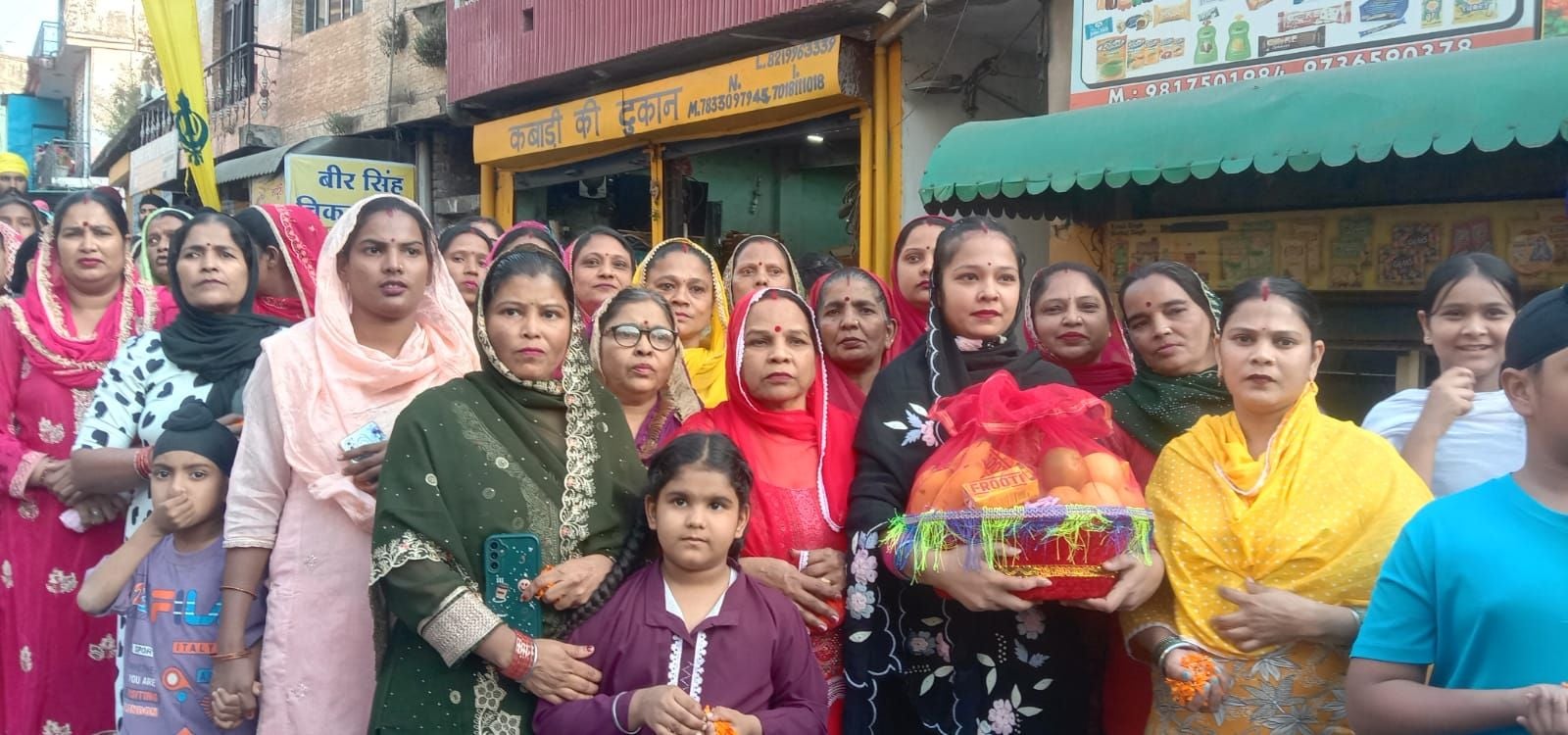 नाहन गुरूद्वारा साहिब में शोभा यात्रा में शामिल वाल्मीकि समाज के लोगों के साथ सिख समुदाय के लोग नाहन गुरूद्वारा साहिब में शोभा यात्रा में शामिल वाल्मीकि समाज के लोगों के साथ सिख समुदाय के लोग