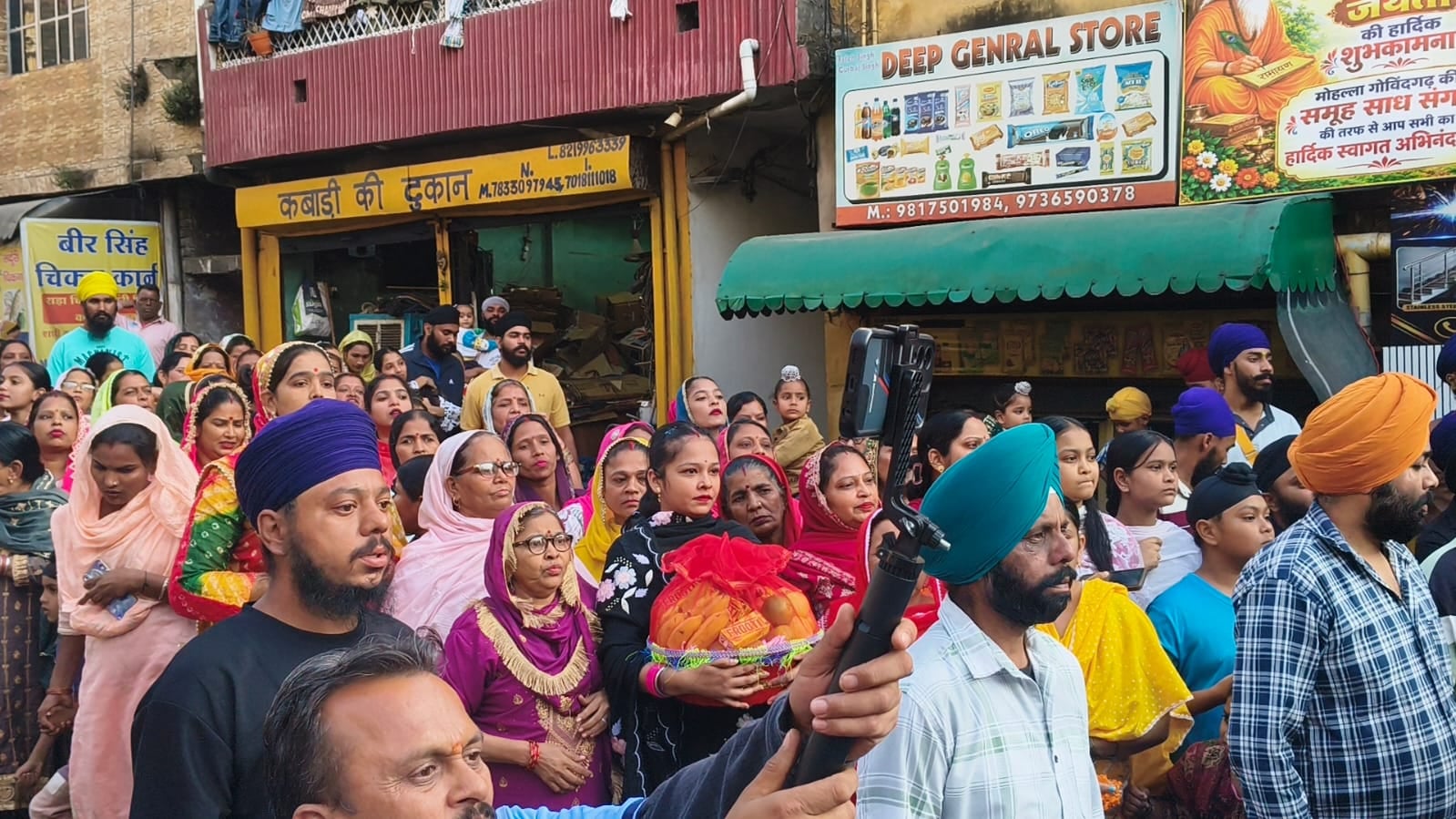 नाहन गुरूद्वारा साहिब में शोभा यात्रा में शामिल वाल्मीकि समाज के लोगों के साथ सिख समुदाय के लोग नाहन गुरूद्वारा साहिब में शोभा यात्रा में शामिल वाल्मीकि समाज के लोगों के साथ सिख समुदाय के लोग