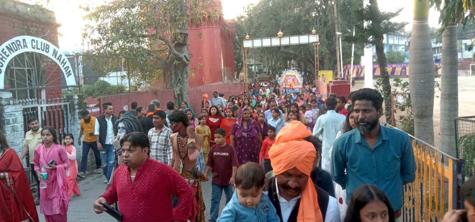नाहन गुरूद्वारा साहिब में शोभा यात्रा में शामिल वाल्मीकि समाज के लोगों के साथ सिख समुदाय के लोग नाहन गुरूद्वारा साहिब में शोभा यात्रा में शामिल वाल्मीकि समाज के लोगों के साथ सिख समुदाय के लोग