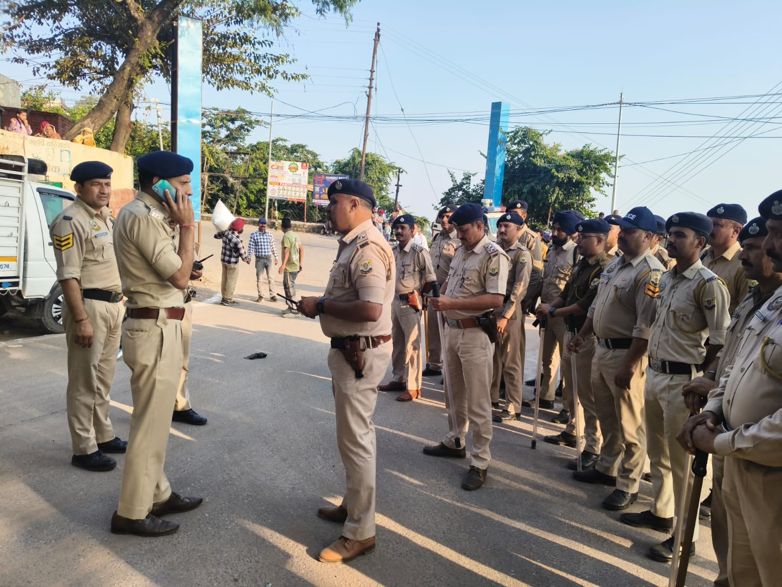 नाहन गुरूद्वारा साहिब में शोभा यात्रा में शामिल वाल्मीकि समाज के लोगों के साथ सिख समुदाय के लोग नाहन गुरूद्वारा साहिब में शोभा यात्रा में शामिल वाल्मीकि समाज के लोगों के साथ सिख समुदाय के लोग