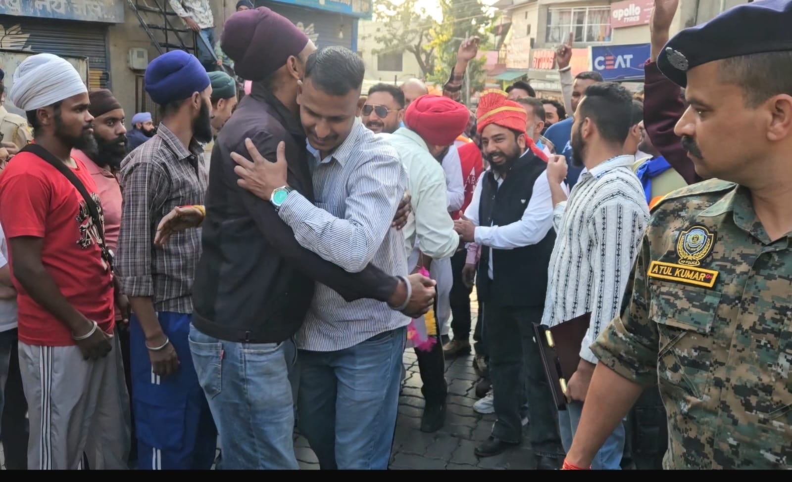 नाहन गुरूद्वारा साहिब में शोभा यात्रा में शामिल वाल्मीकि समाज के लोगों के साथ सिख समुदाय के लोग नाहन गुरूद्वारा साहिब में शोभा यात्रा में शामिल वाल्मीकि समाज के लोगों के साथ सिख समुदाय के लोग