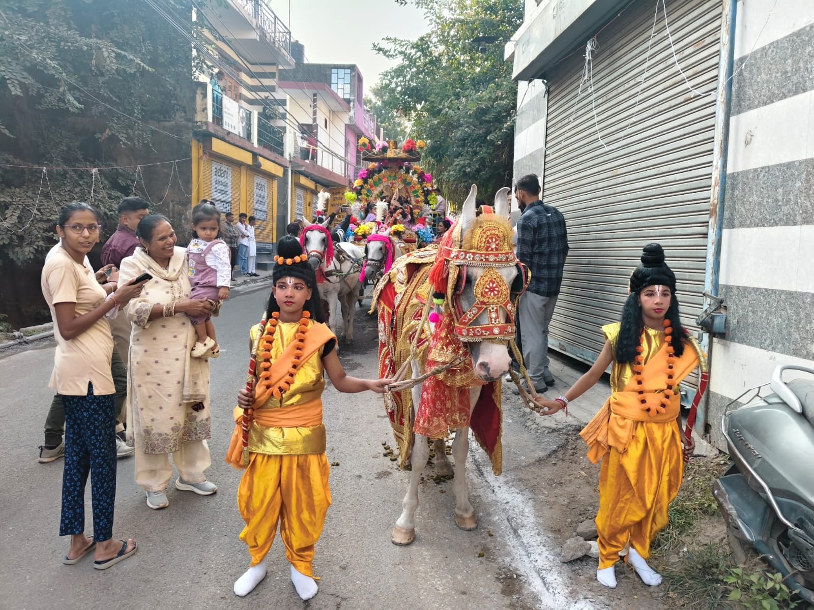 नाहन गुरूद्वारा साहिब में शोभा यात्रा में शामिल वाल्मीकि समाज के लोगों के साथ सिख समुदाय के लोग नाहन गुरूद्वारा साहिब में शोभा यात्रा में शामिल वाल्मीकि समाज के लोगों के साथ सिख समुदाय के लोग