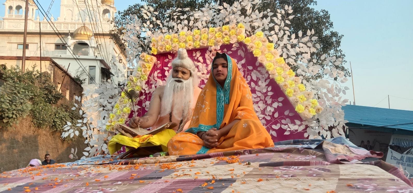 नाहन गुरूद्वारा साहिब में शोभा यात्रा में शामिल वाल्मीकि समाज के लोगों के साथ सिख समुदाय के लोग नाहन गुरूद्वारा साहिब में शोभा यात्रा में शामिल वाल्मीकि समाज के लोगों के साथ सिख समुदाय के लोग