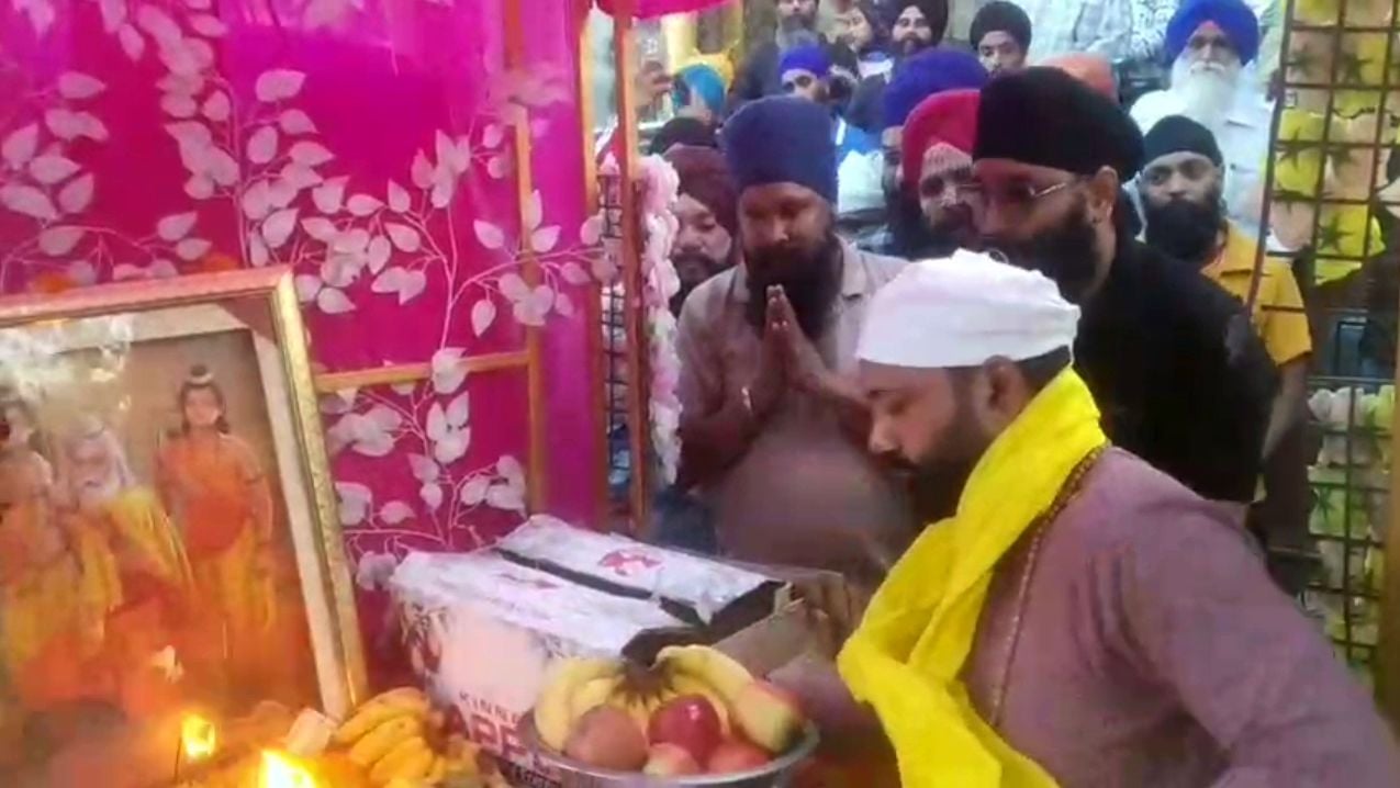 नाहन गुरूद्वारा साहिब में शोभा यात्रा में शामिल वाल्मीकि समाज के लोगों के साथ सिख समुदाय के लोग नाहन गुरूद्वारा साहिब में शोभा यात्रा में शामिल वाल्मीकि समाज के लोगों के साथ सिख समुदाय के लोग