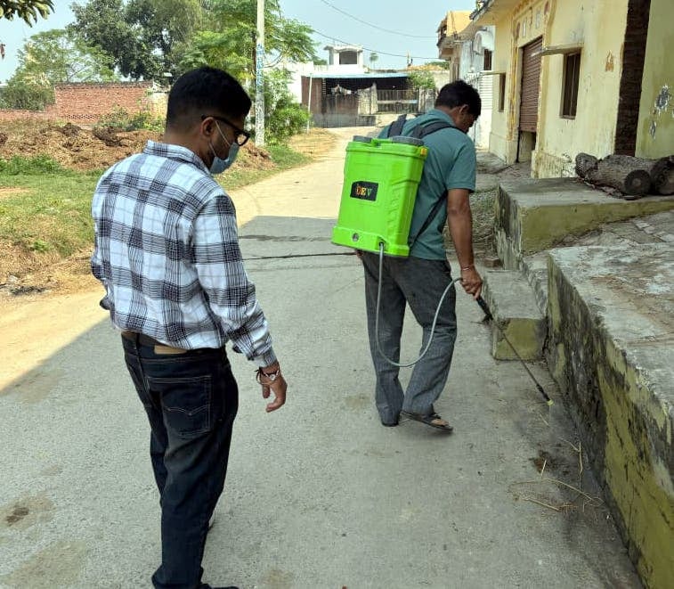 नहटौर क्षेत्र के गांव मुस्सेपुर में घर-घर जाकर ग्रामीणों से जानकारी लेती स्वास्थ्य विभाग की टीम