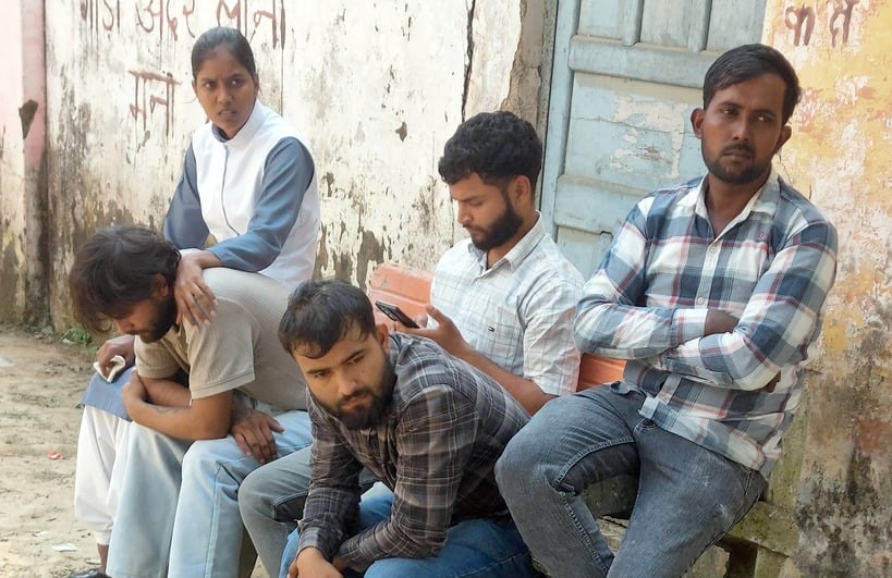 नजीबाबाद-रायपुर सादात के बीच सड़क दुर्घटना में मरे उमेश की मौत पर गमजदा परिजन। संवाद