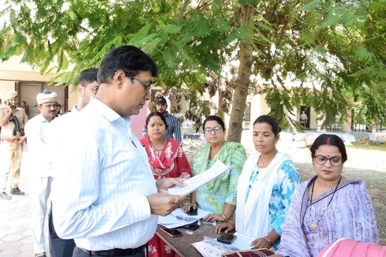नौरंगाबाद में एक छोटे से कमरें में बैठे आठ बीएलओ। संवाद नौरंगाबाद में एक छोटे से कमरें में बैठे आठ बीएलओ। संवाद