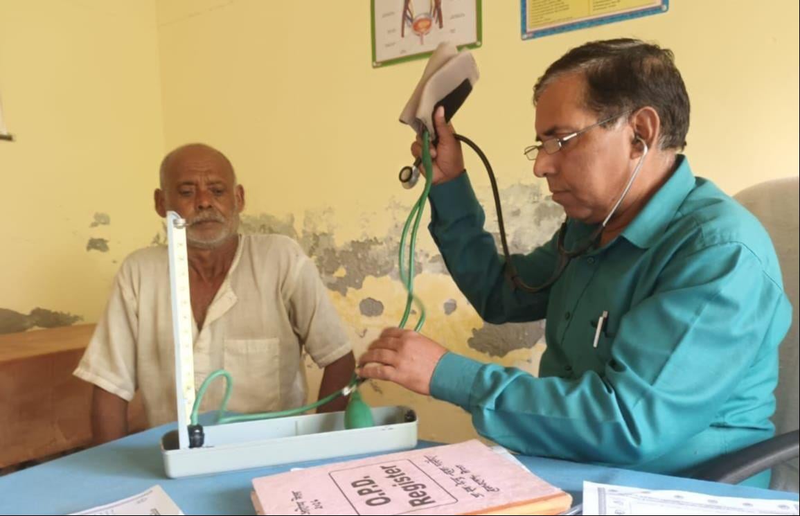 पीएचसी में मरीजों का उपचार करते डाॅक्टर। संवाद पीएचसी में मरीजों का उपचार करते डाॅक्टर। संवाद
