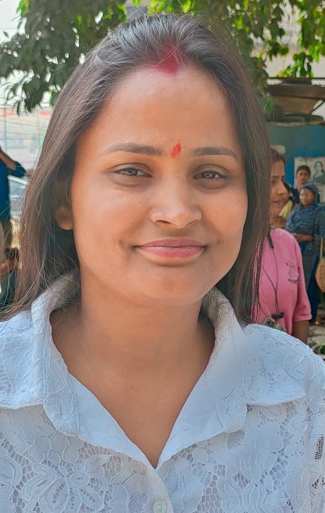 पीईटी परीक्षा जीजीआईसी में अभ्यर्थियों की गेट पर जांच करती पुलिस। संवाद पीईटी परीक्षा जीजीआईसी में अभ्यर्थियों की गेट पर जांच करती पुलिस। संवाद