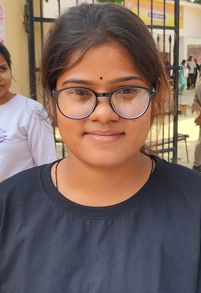 पीईटी परीक्षा जीजीआईसी में अभ्यर्थियों की गेट पर जांच करती पुलिस। संवाद पीईटी परीक्षा जीजीआईसी में अभ्यर्थियों की गेट पर जांच करती पुलिस। संवाद