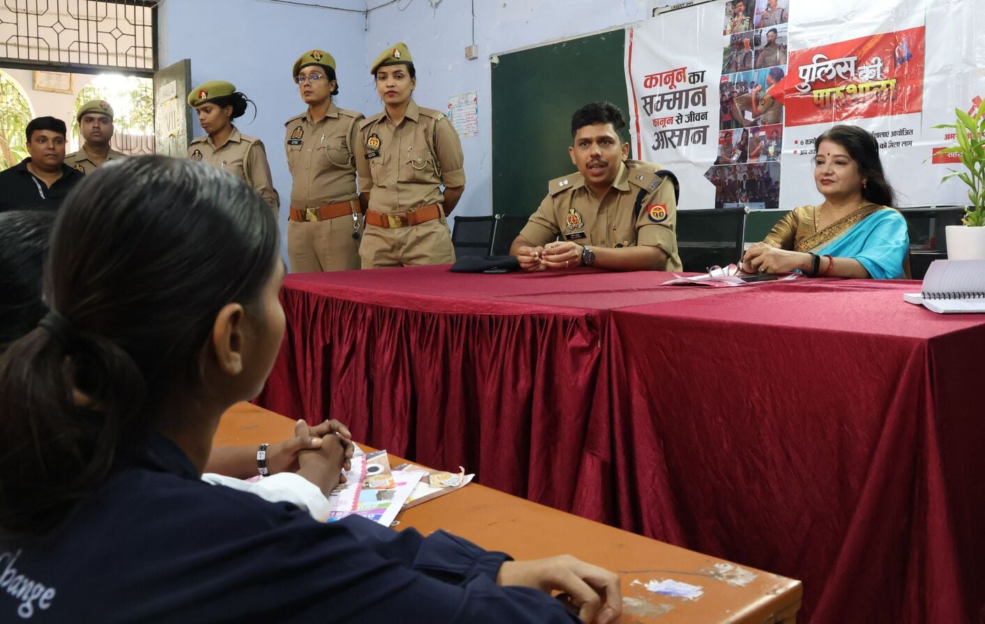 पुलिस की पाठशाला में मौजूद छात्राएं पुलिस की पाठशाला में मौजूद छात्राएं
