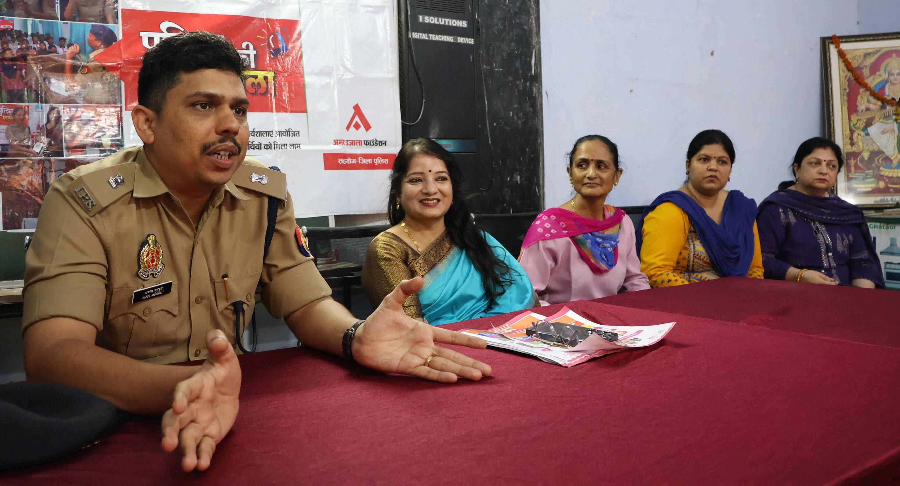 पुलिस की पाठशाला में मौजूद छात्राएं पुलिस की पाठशाला में मौजूद छात्राएं