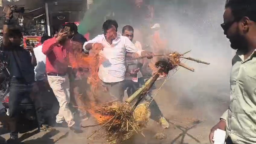 प्रदर्शन के बीच दुकानों में पानी घुसने से दुकानदार परेशान
