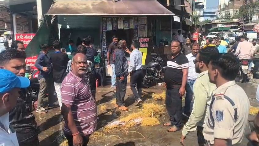 प्रदर्शन के बीच दुकानों में पानी घुसने से दुकानदार परेशान