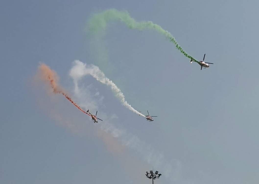 पड़ाव के डोमरी में एयर शो देखने उमड़ी भीड़। संवाद पड़ाव के डोमरी में एयर शो देखने उमड़ी भीड़। संवाद