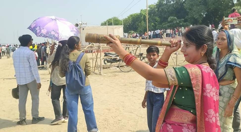 पड़ाव के डोमरी में एयर शो देखने उमड़ी भीड़। संवाद पड़ाव के डोमरी में एयर शो देखने उमड़ी भीड़। संवाद